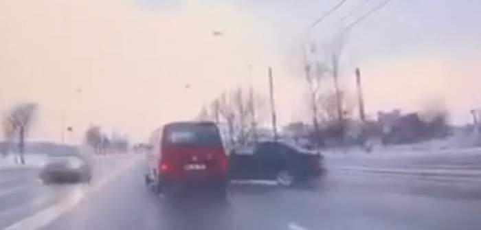 VIDEO / O femeie din Oradea s-a speriat de manevra bruscă a unui şofer şi s-a răsturnat cu autoturismul, pe liniile de tramvai