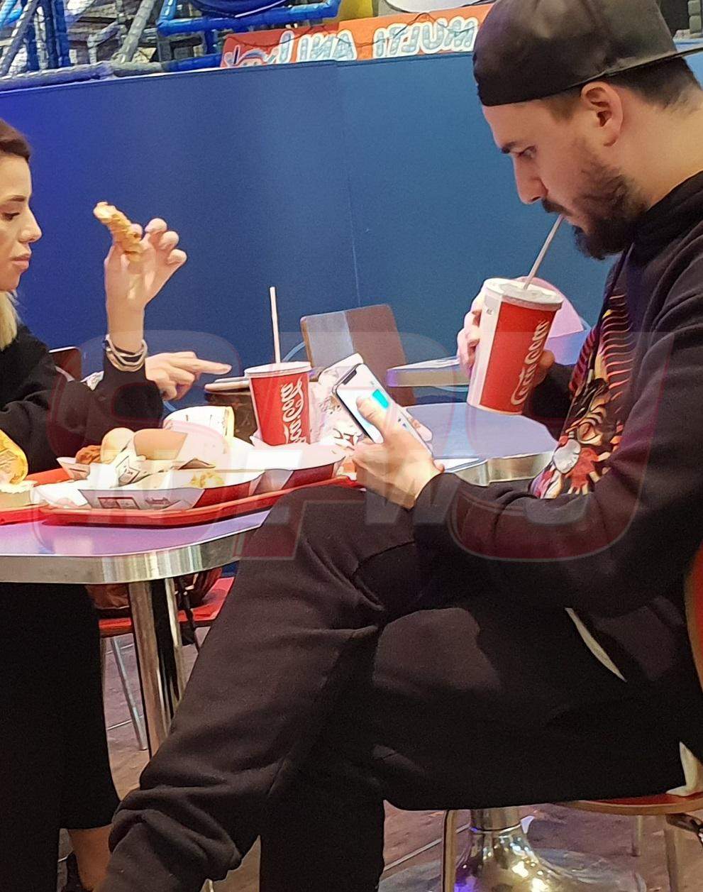 VIDEO / Olăroiu Jr., show total cu iubita, în public, pentru o farfurie cu mâncare! Imagini explicite