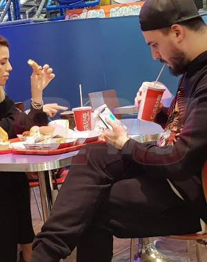 VIDEO / Olăroiu Jr., show total cu iubita, în public, pentru o farfurie cu mâncare! Imagini explicite