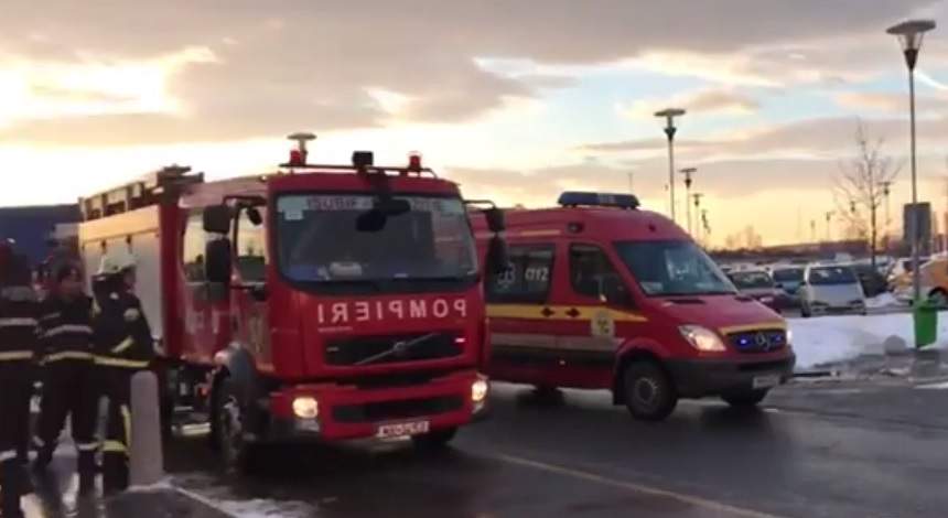 VIDEO / Incendiu violent, la un mall din Capitală! Sute de oameni au fost evacuați, iar pompierii au intervenit de urgență