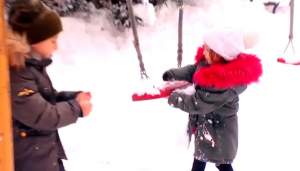 VIDEO / Frăţiorii din stradă. Micuţii îndură gerul şi zăpada, după ce propria bunică i-a dat afară din casă!
