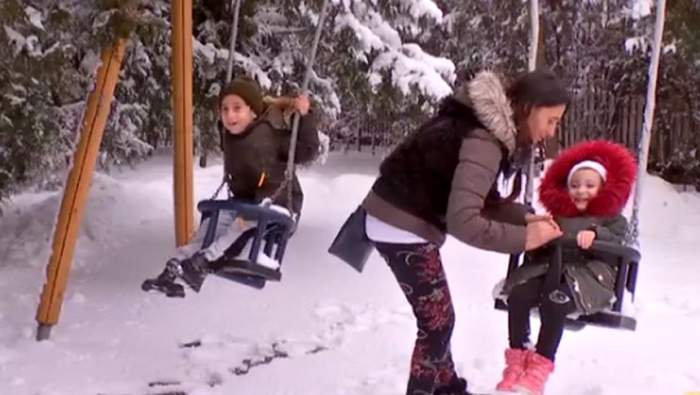 VIDEO / Frăţiorii din stradă. Micuţii îndură gerul şi zăpada, după ce propria bunică i-a dat afară din casă!