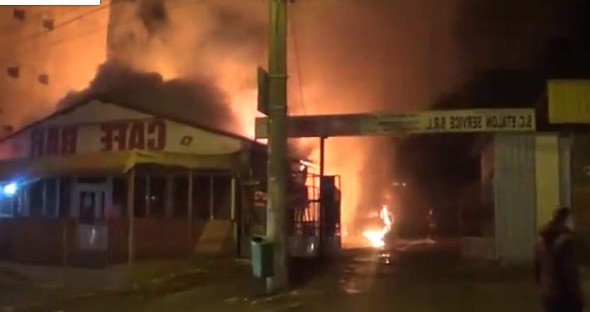 VIDEO / Incendiu puternic, în Călărași! Un service auto și un bar s-au făcut scrum