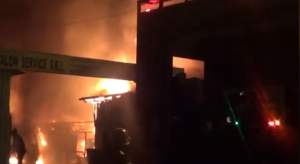 VIDEO / Incendiu puternic, în Călărași! Un service auto și un bar s-au făcut scrum