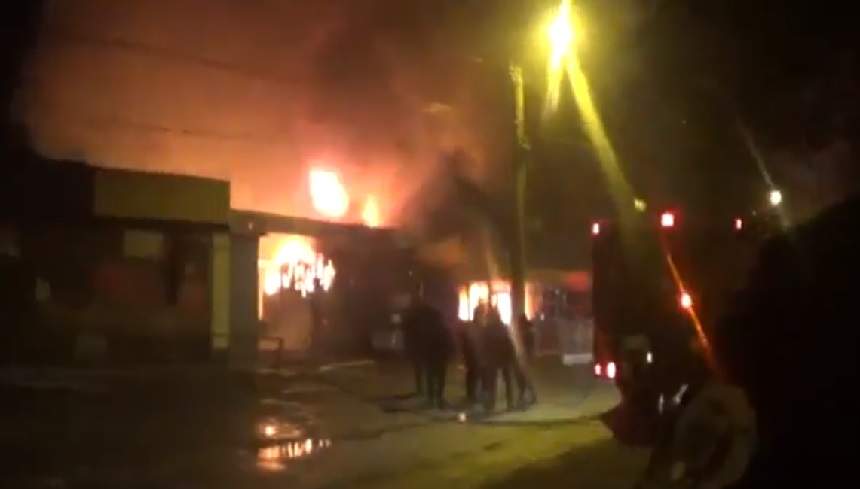 VIDEO / Incendiu puternic, în Călărași! Un service auto și un bar s-au făcut scrum