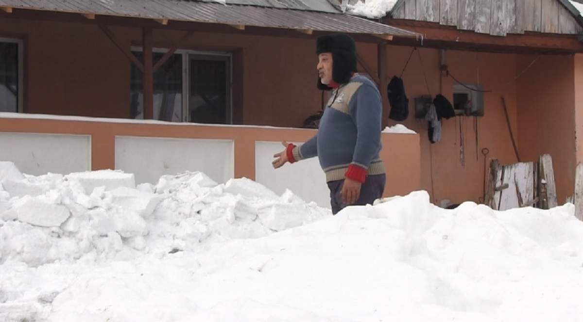 VIDEO / Culmea comodităţii în Vaslui! A apelat 112 pentru a veni cineva să-i cureţe zăpada din faţa casei