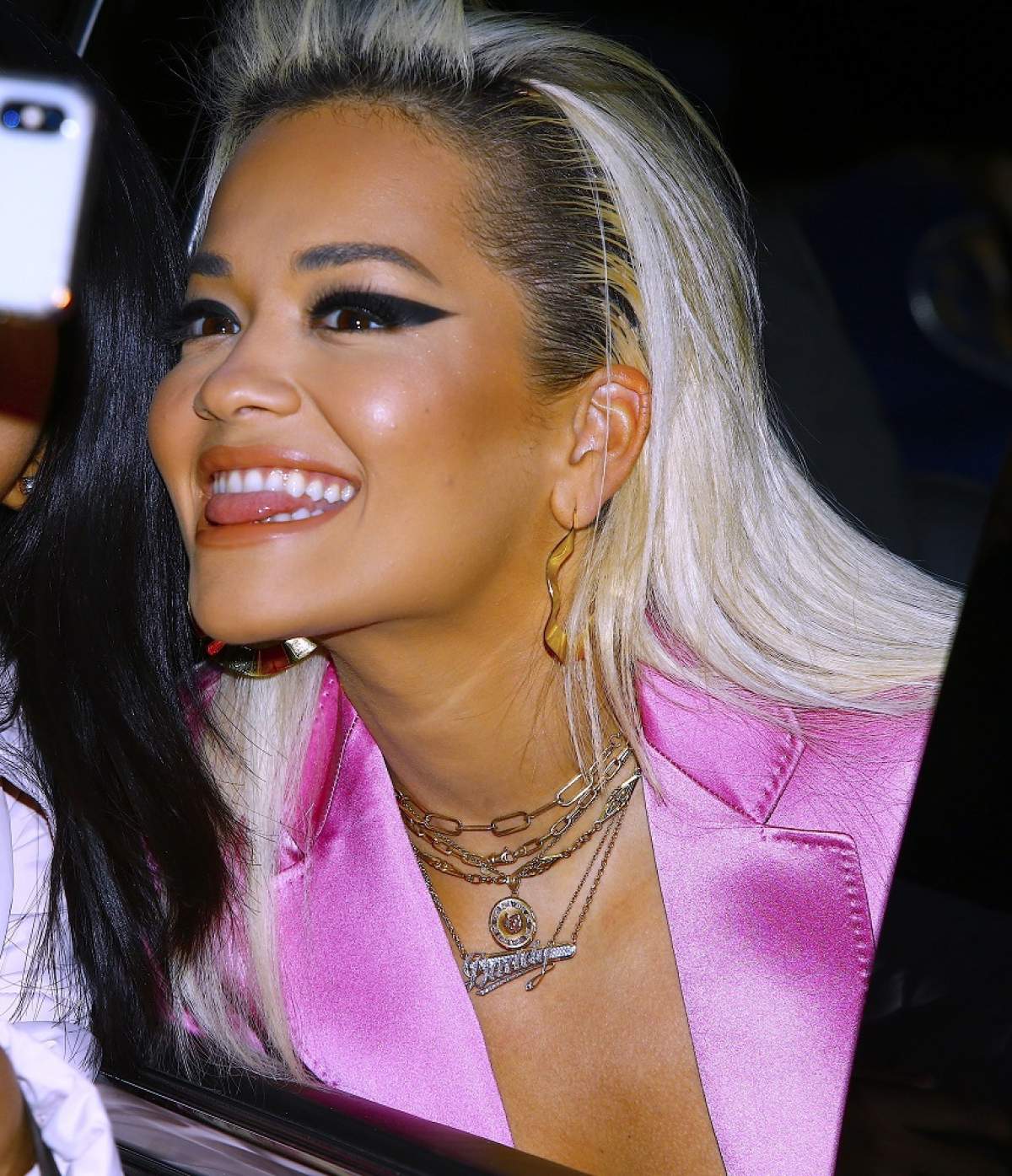 FOTO / Rita Ora, înfășurată într-un costum roz bombon și cu sânii "la vale". Artista a gafat în ultimul hal