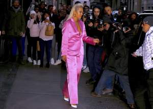 FOTO / Rita Ora, înfășurată într-un costum roz bombon și cu sânii "la vale". Artista a gafat în ultimul hal
