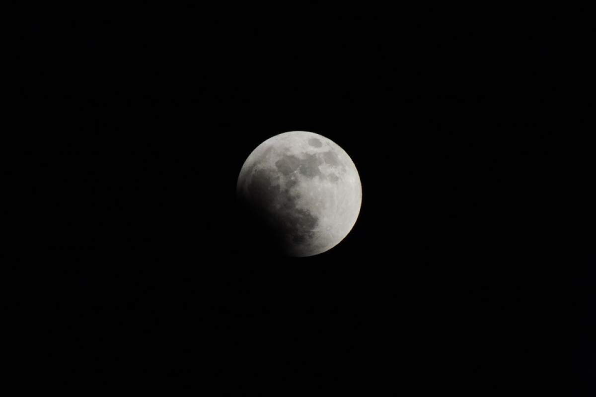Eclipsă totală de Lună. Va fi vizibilă şi în România
