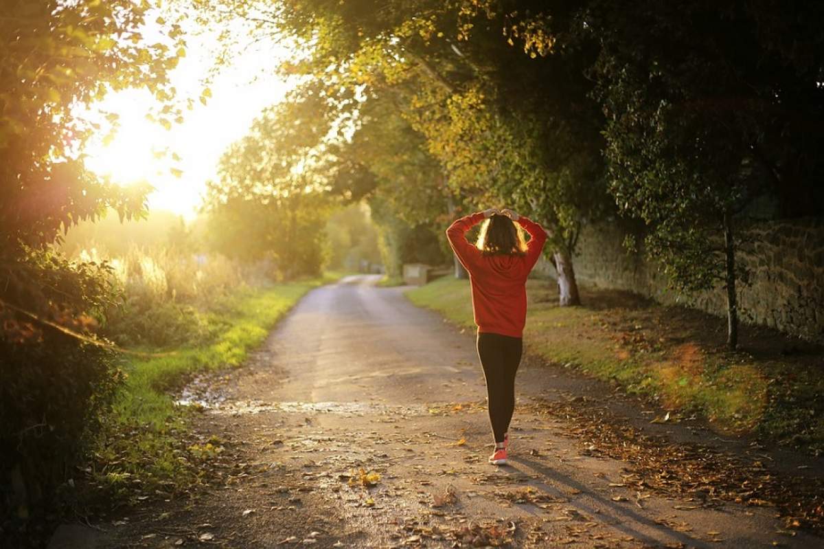 Ce se întâmplă în corpul tău, atunci când mergi pe jos 30 de minute. Trei beneficii pe care nu le știai!