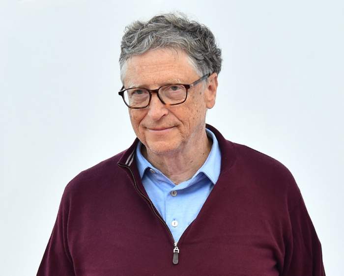 FOTO / Bill Gates trăieşte ca un om de rând! A fost surprins aşteptând la coadă, pentru burgeri
