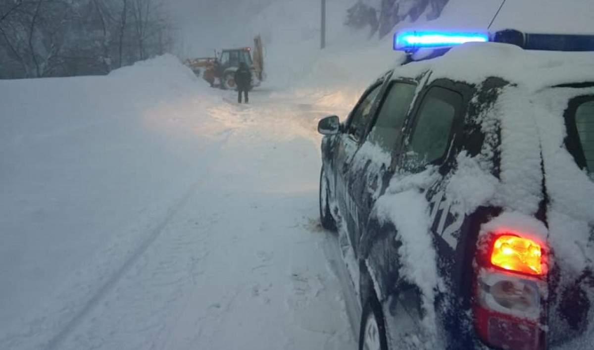 Zăpadă "cât casa" în Apuseni! Drumul naţional a fost închis, iar autorităţile au pus explozibil pentru a provoca avalanşe