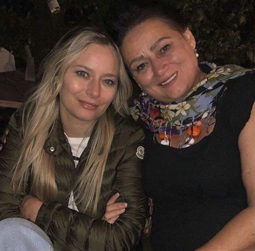 Laura Cosoi îşi aniversează mama. Mesajul deosebit pentru cea care i-a dat viaţă. "Cel mai frumos rol, cel de bunică"