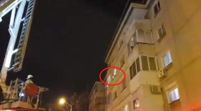VIDEO / O adolescentă de 16 ani a ameninţat, în această seară, că se aruncă de la balcon. Fata spune că ar fi fost sechestrată