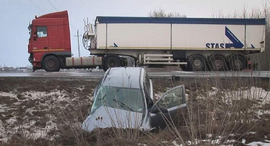 FOTO / Accident de proporţii în Ungaria. Cinci români au zburat cu maşina într-un şanţ