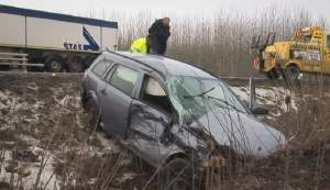 FOTO / Accident de proporţii în Ungaria. Cinci români au zburat cu maşina într-un şanţ