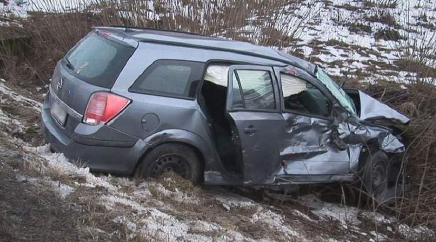 FOTO / Accident de proporţii în Ungaria. Cinci români au zburat cu maşina într-un şanţ