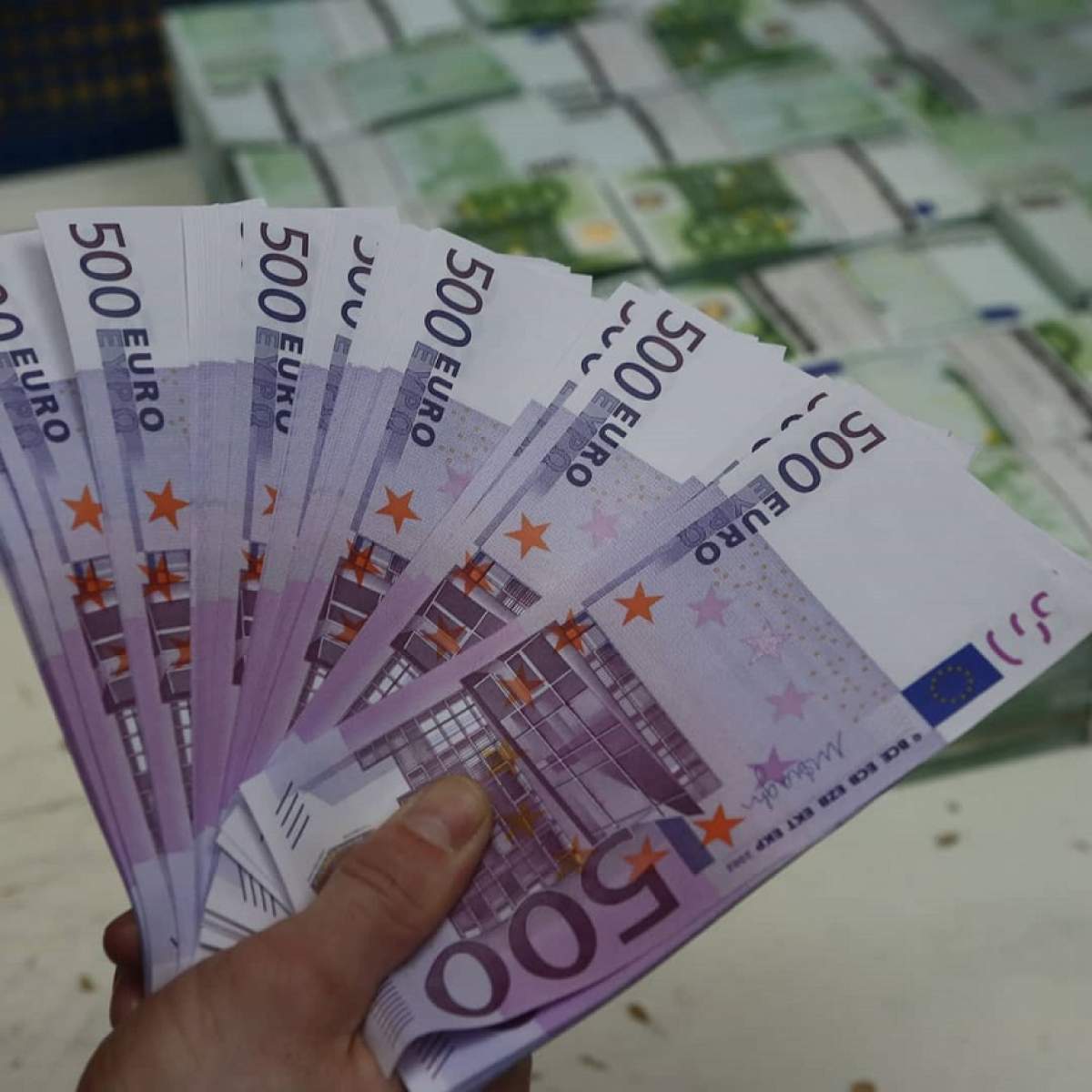 Lovitură pentru românii cu credite în euro. Leul se prăbuşeşte