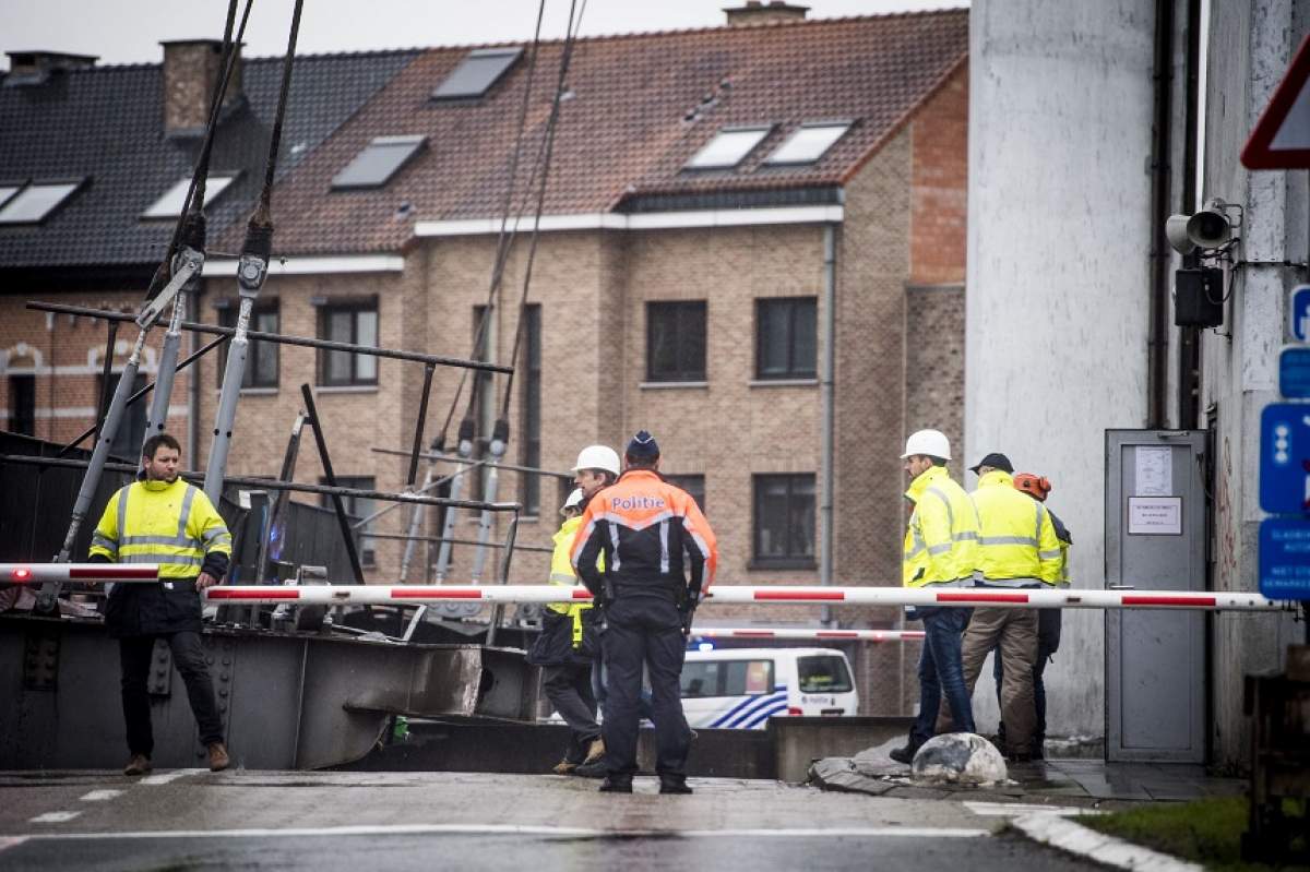 FOTO / Clipe de coşmar în Belgia. Un pod s-a prăbuţit pe canalul Bruxelles-Willebroek