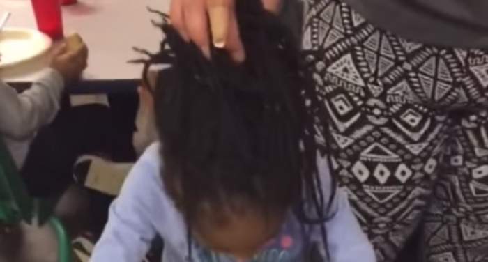 VIDEO / Îngrijitoare filmată în timp ce trage o fetiță de păr și o forțează să mănânce. O altă femeie filmează și râde