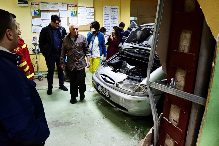 FOTO / Ce penibil! Un şofer a intrat cu maşina chiar în sala de aşteptare a unui spital