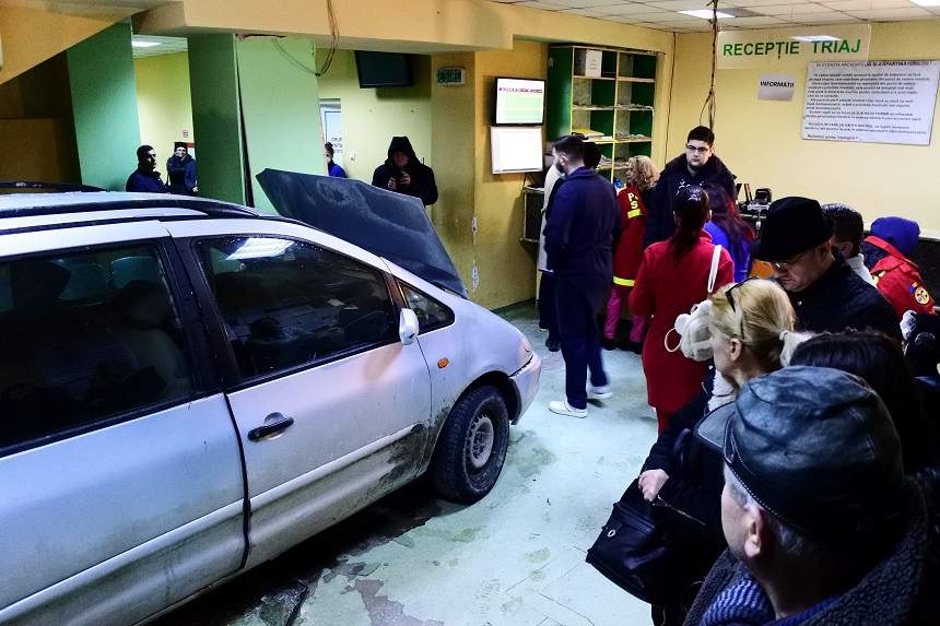 FOTO / Ce penibil! Un şofer a intrat cu maşina chiar în sala de aşteptare a unui spital