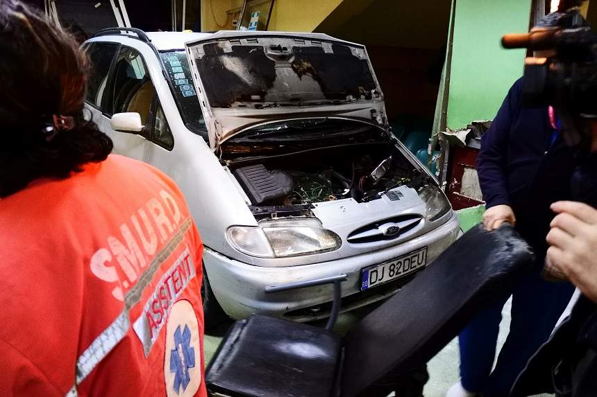 FOTO / Ce penibil! Un şofer a intrat cu maşina chiar în sala de aşteptare a unui spital