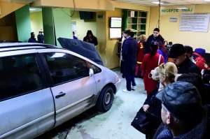 Prima reacție a șoferului care a intrat cu mașina în sala de așteptare a spitalului din Craiova. ''Nu am vrut''. Martorii îl contrazic