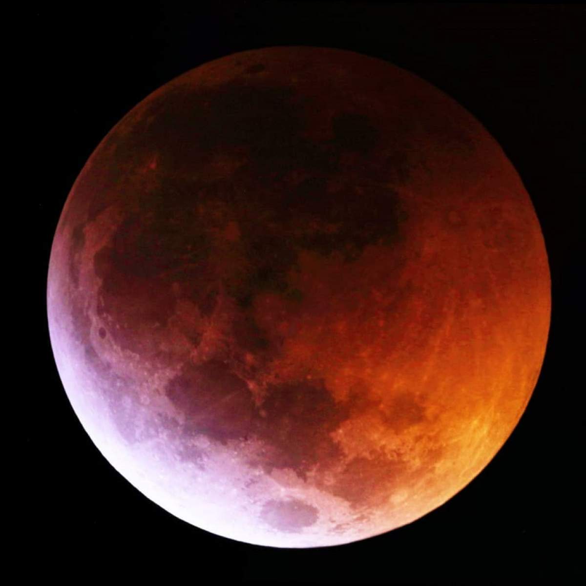 VIDEO / Eclipsa totală de Lună din 2019 este în plină desfăşurare. Fenomentul este vizibil şi în România