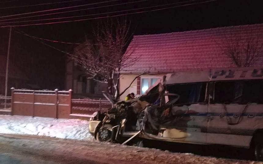 FOTO / Accident înfiorător în Arad! Un microbuz cu 16 persoane a fost spulberat de un TIR