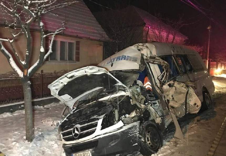 FOTO / Accident înfiorător în Arad! Un microbuz cu 16 persoane a fost spulberat de un TIR