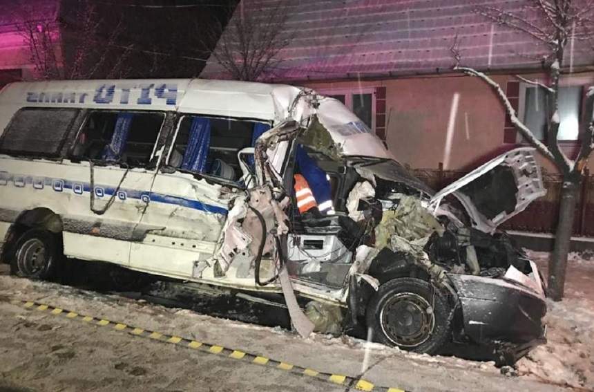 FOTO / Accident înfiorător în Arad! Un microbuz cu 16 persoane a fost spulberat de un TIR