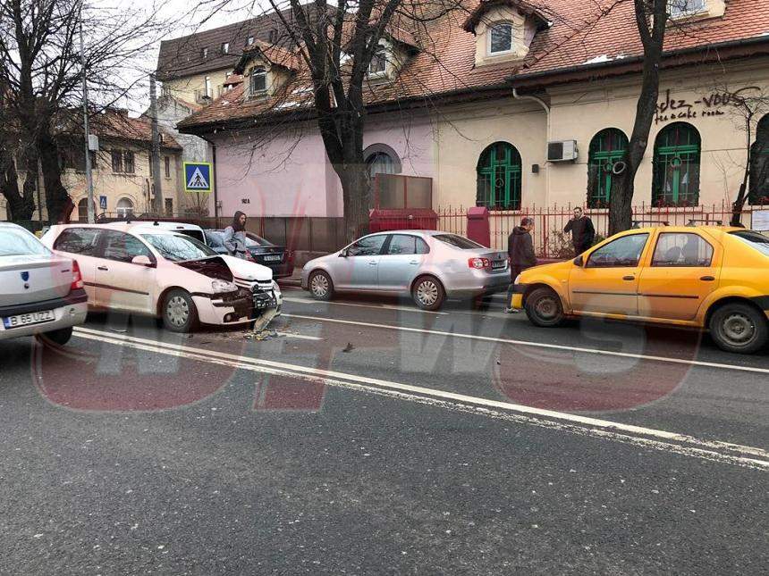 Accident rutier în Capitală! Doi șoferi s-au tamponat serios