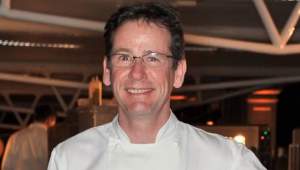 Un celebru bucătar, concurent la o emisiune culinară, a murit la 54 de ani. Avea o tumoră pe creier