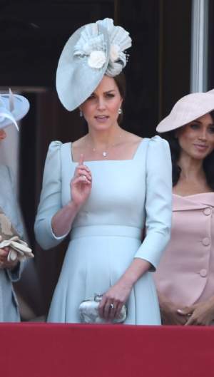 Motivul uimitor pentru care Meghan Markle poartă poşetele în mâna stângă! Şi Kate Middleton respectă această "regulă"