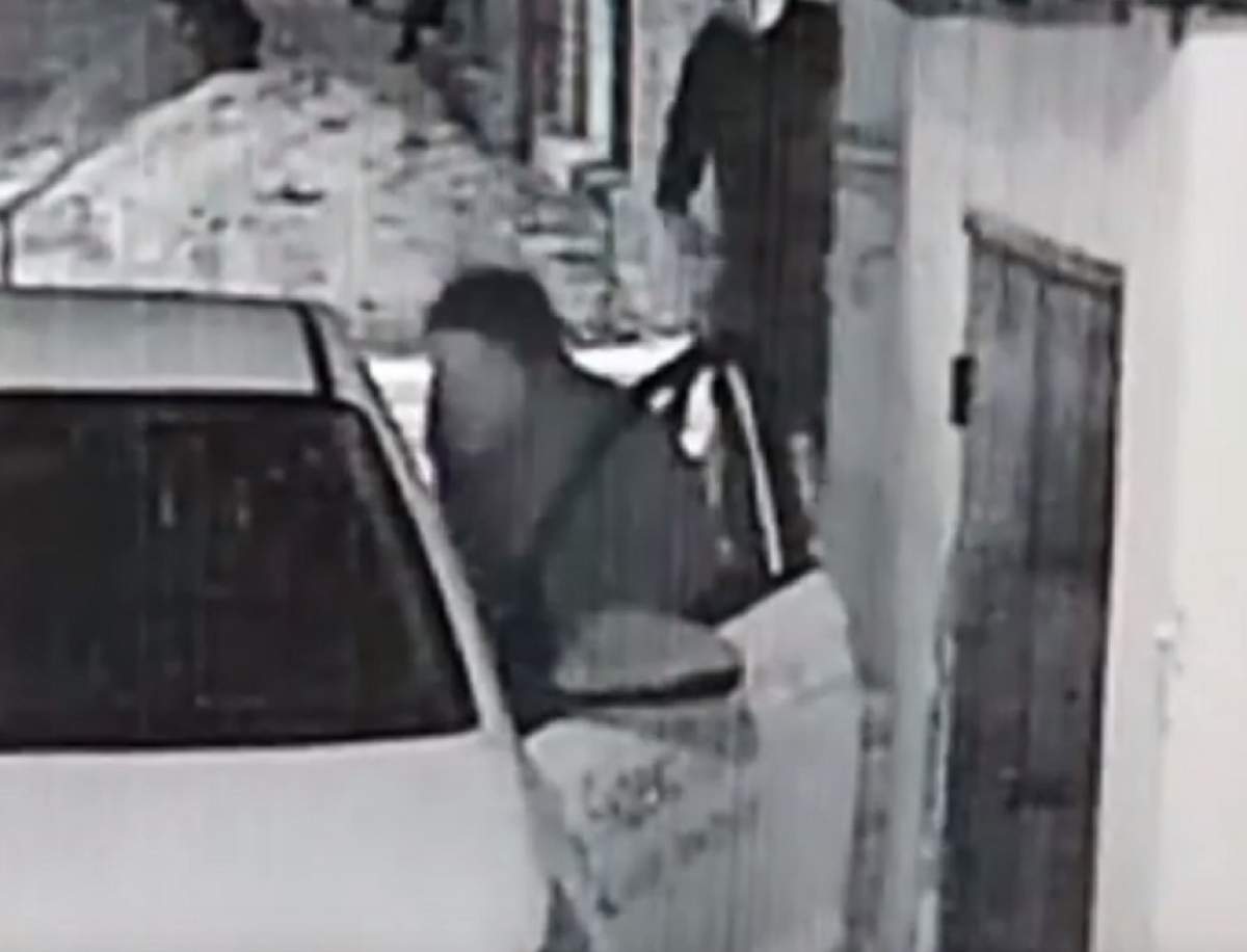 VIDEO / Scene halucinante în plină stradă! O femeie a bătut un taximetrist şi i-a furat maşina dintr-un motiv şocant