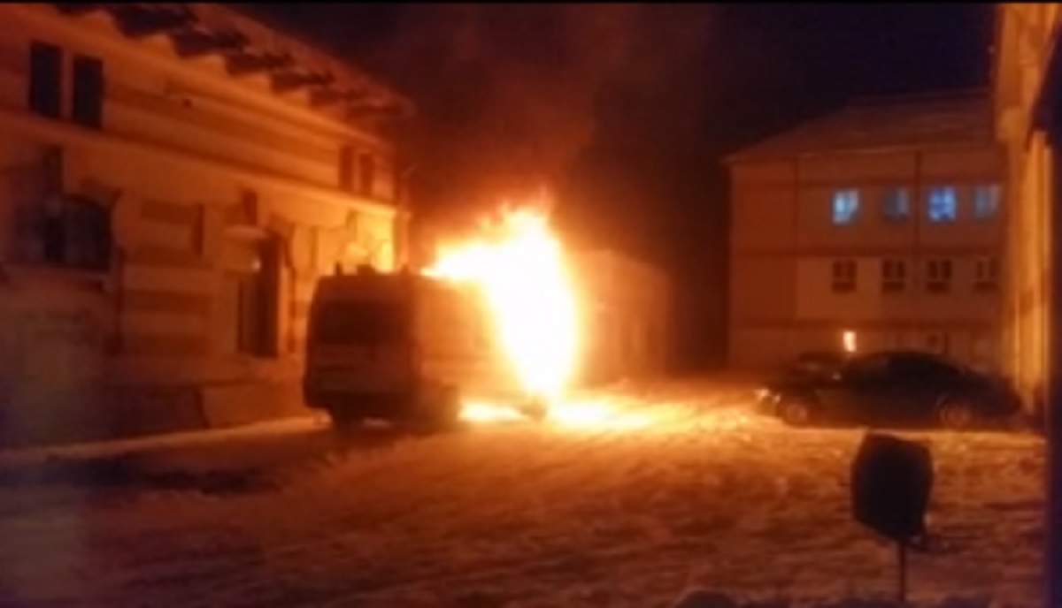 Scene de groază la Botoșani! O ambulanță a luat foc