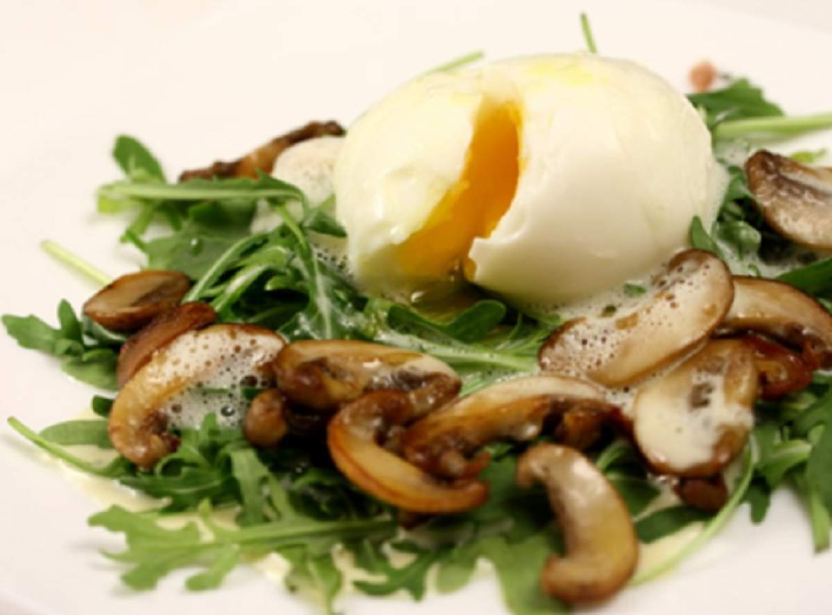 REȚETE pentru mic-dejun: Ouă fierte cu ciuperci și parmezan