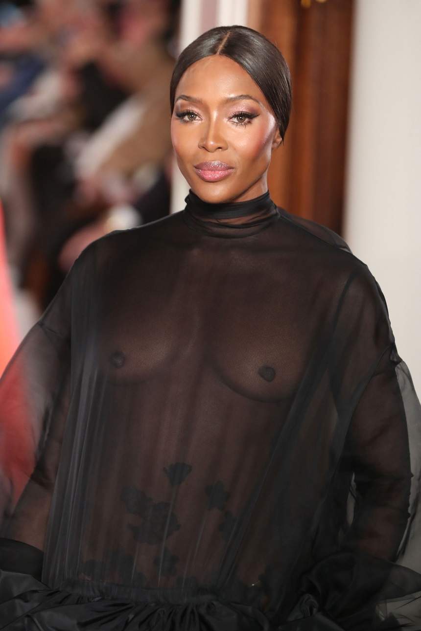 Naomi Campbell, defilare pe podium la 48 de ani! Top modelul a arătat trăznet într-o rochie transparentă