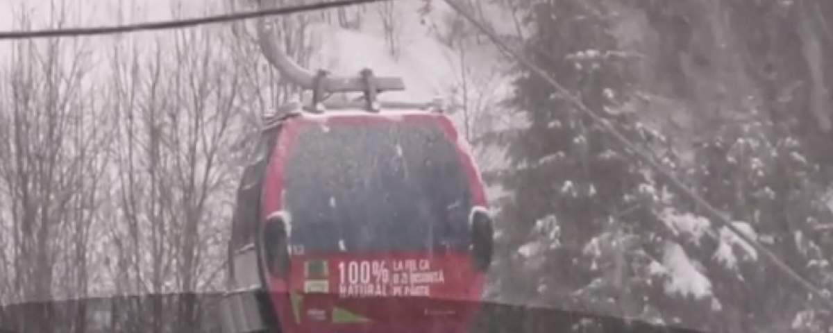 O femeie însărcinată şi fetiţa ei de 3 ani, printre turiştii blocaţi la cota 2000 în Sinaia