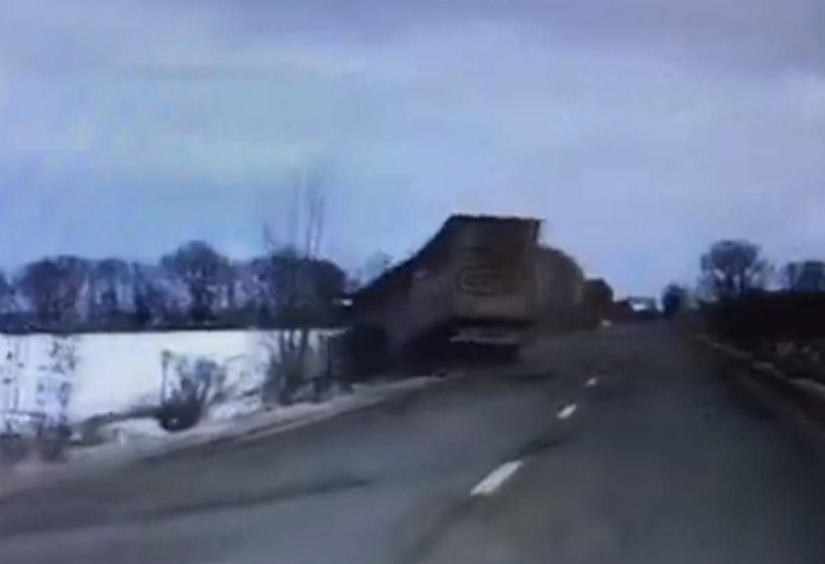 VIDEO / Accident cumplit în Braşov! O şoferiţă a pierdut controlul şi a lovit un TIR