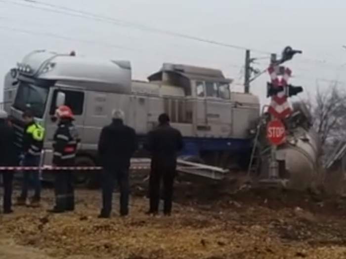 VIDEO / Cisternă lovită de un tren, în Portul Constanţa. Conducătorul locomotivei a sărit înainte de impact