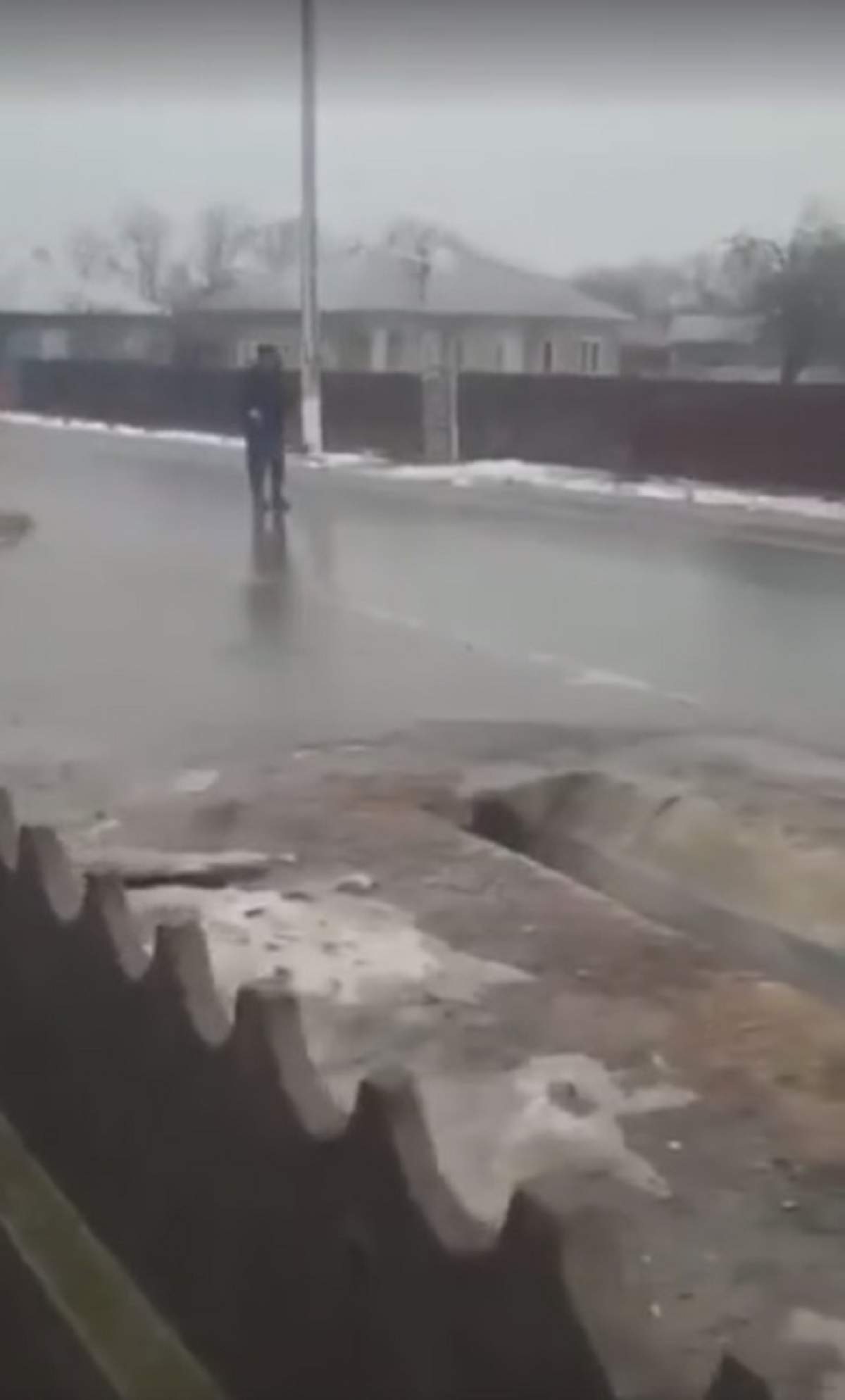 VIDEO / Moşul care a ajuns vedetă pe internet. Nea Ilie patinează zeci de metri pe polei
