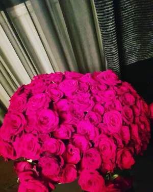 FOTO / Bianca Rus, cu un buchet de trandafiri, după scandalul cu soțul ei: „L-am meritat!”