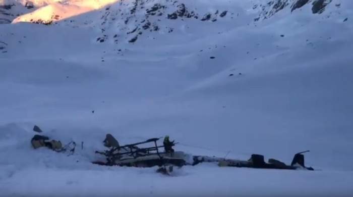 VIDEO / Accident aviatic! Un elicopter s-a ciocnit cu un avion de mici dimensiuni în Italia. Cinci persoane au murit