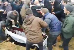 VIDEO / Lacrimi și durere în familie Lidiei, mama a 18 copii din Timiș, moartă de cancer! Femeia a fost înmormântată azi