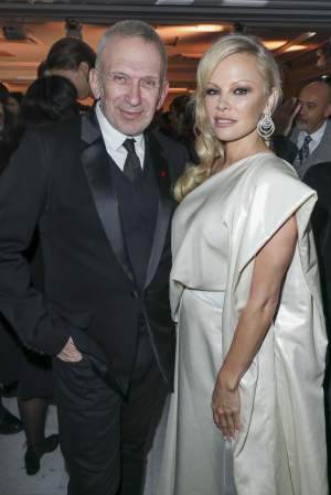 FOTO / Pamela Anderson, bombă sexy la 51 de ani! Îi cauți ridurile cu lupa și tot nu le găsești
