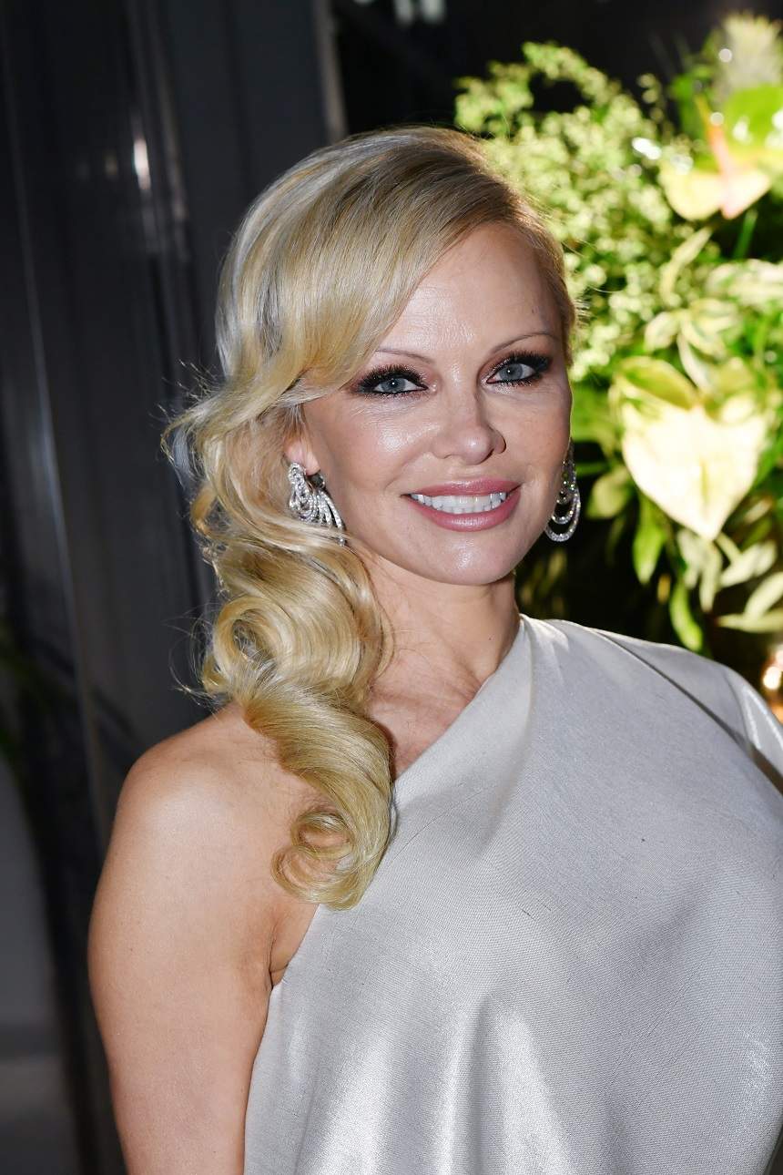 FOTO / Pamela Anderson, bombă sexy la 51 de ani! Îi cauți ridurile cu lupa și tot nu le găsești