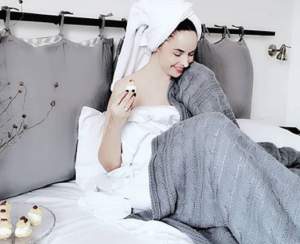 FOTO / Andreea Marin, ipostază incendiară, la 44 de ani! Surprinsă goală în pat, cu prosopul pe cap