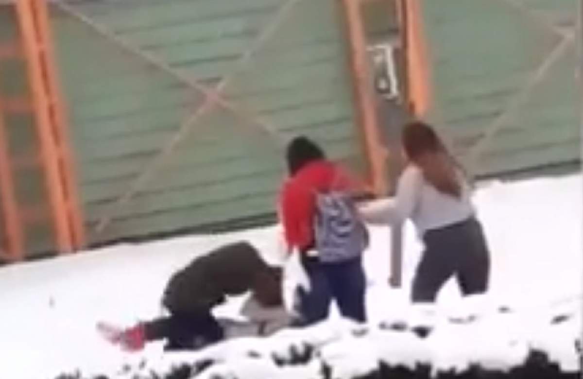 VIDEO / Scene halucinante în Dorohoi! O adolescentă a fost bătută crunt de mai multe fete